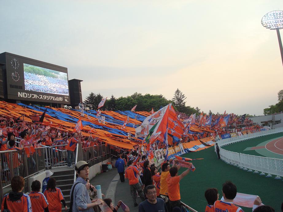 試合前のアルビレックス新潟サポーター
